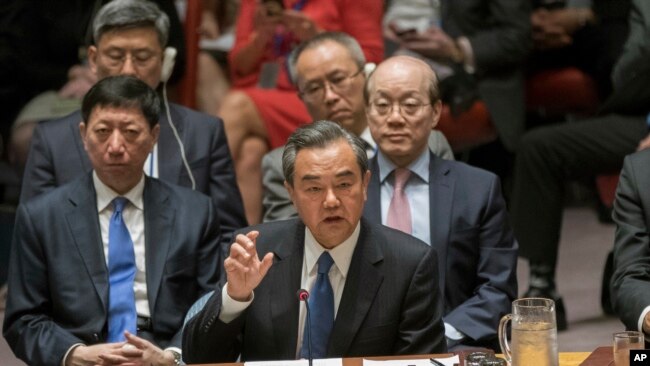 El ministro chino de Relaciones Exteriores, Wang Yi, habla durante una reunión ministerial sobre el Consejo de Seguridad sobre la situación en Corea del Norte, 28 de abril de 2017, en la sede de las Naciones Unidas.