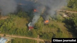 ကယားပြည်နယ်၊ ဒီးမော့ဆိုမြို့ထူးလွီဘီလာကျေးရွာ နေအိမ်တချို့ မီးရှို့ခံရတဲ့မြင်ကွင်း။ (ဒီဇင်ဘာ ၃၊ ၂၀၂၁။ ဓာတ်ပုံ KNDF)
