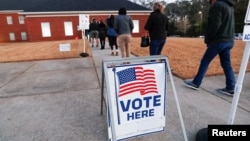 佐治亞州選民2021年1月5日在一處投票站外排隊等待投票。