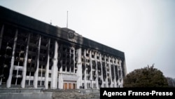 در جریان اعتراضات در شهر آلماتی ساختمان‌های دولتی به آتش کشیده شد (۱۰ ژانویه ۲۰۲۲)