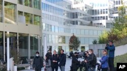 在瑞士苏黎世，各国记者在美国白宫国家安全顾问沙利文与中共中央外事办主任杨洁篪举行会谈的酒店外等候采访拍照机会。（2021年10月6日美联社照片）