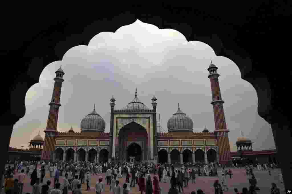 Indijski muslimani okupljaju se u džamiji Jama, u New Delhiju, drugog dana ramazana