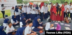 Kegiatan lomba cerdas cermat yang diikuti oleh pelajar tingkat Sekolah Menengah Pertama dalam kegiatan Hari Anak Nasional di Sigi, Sulawesi Tengah, 18 Juli 2019. (Foto: VOA/Yoanes Litha)