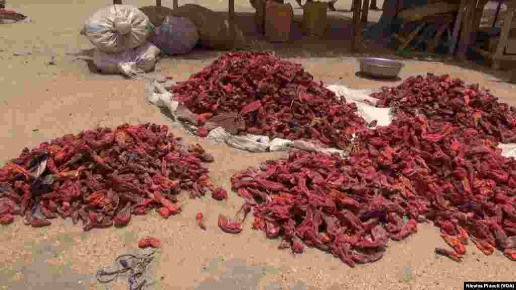 Le poivron rouge, aussi appelé l'or du Manga, sur le marché de Bosso dans la région de Diffa, Niger, le 19 avril 2017 (VOA/Nicolas Pinault)