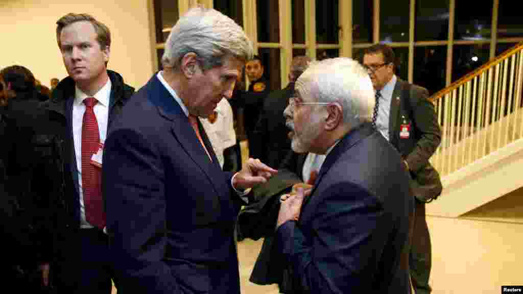 بحث محمدجواد ظریف و جان کری، وزرای خارجه ایران و آمریکا در آخرین دقایق منتهی به اجرای برجام. 