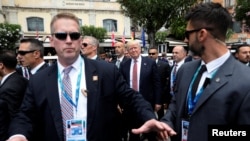 U.S. President Donald Trump is surrounded by Secret Service for an event with fellow G7 leaders during their summit in Taormina, Sicily, Italy, May 26, 2017. 
