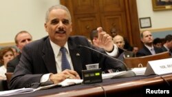 Jaksa Agung Amerika Eric Holder menjawab pertanyaan dari para anggota Komisi Kehakiman DPR AS di Washington, hari Rabu (15/5). 