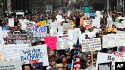 Kerumunan orang memegang papan nama di Pennsylvania Avenue, Washington DC, dalam "March for Our Lives" demonstrasi massa untuk menyuarakan dukungan mereka terhadap kontrol senjata api, Sabtu, 24 Maret 2018.