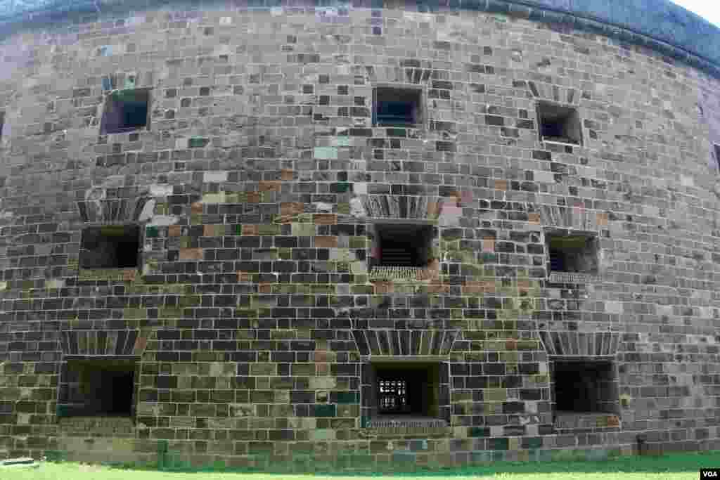 Una de las atracciones monumentales de la isla es el Castillo Willliams, erigido en el siglo XIX para proteger la ciudad de Nueva York de ataques navales.