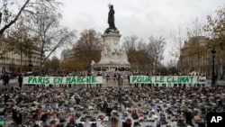 Cientos de pares de zapatos han sido colocados en la Plaza de la República como parte de una marcha simbólica a favor de un acuerdo que detenga el cambio climático.