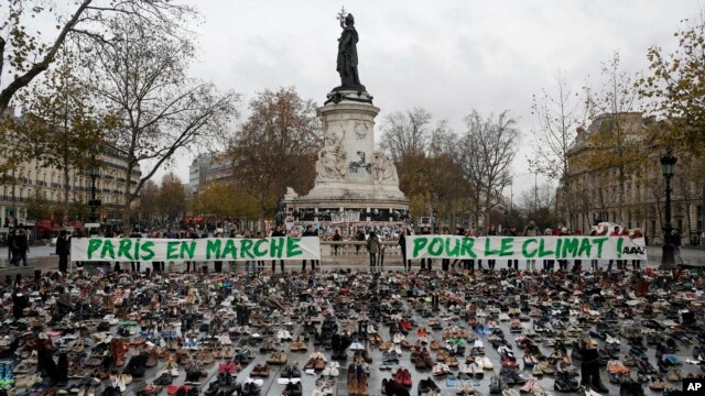 Cientos de pares de zapatos han sido colocados en la Plaza de la República como parte de una marcha simbólica a favor de un acuerdo que detenga el cambio climático.