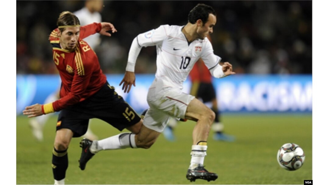 Landon Donovan dari tim AS (kaos putih) saat melawan Spanyol di semifinal Piala Konfederasi 2009.