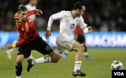 Landon Donovan dari tim AS (kaos putih) saat melawan Spanyol di semifinal Piala Konfederasi 2009.