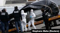 La voiture du fils Troadec, examinée par la police.