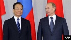 Премьер-министр РФ Владимир Путин (справа) и премьер Госсовета КНР Вэнь Цзябао. Санкт-Петербург. Россия. 23 ноября 2010 года