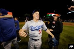 Enrique "Kike" Hernández, 'utility' de los Dodgers de Los Angeles, estrella del quinto juego de la NLCS. Oct. 19, 2017.