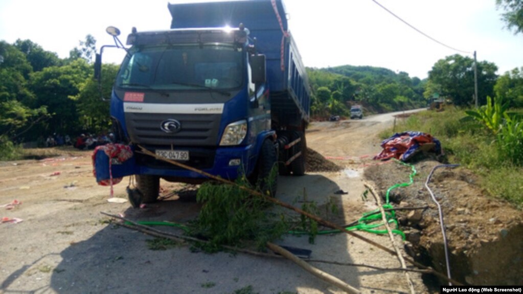 Hiện trường nơi xảy ra vụ tai nạn mà trong đó nạn nhân được nói là "bị xe ben cán chết" vì can ngăn cha mẹ phản đối làm đường, tại huyện Quảng Trạch, tỉnh Quảng Bình, ngày 13 tháng 7, 2017 (Hình: Người Lao Động)