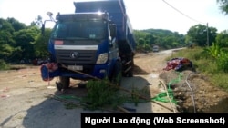 Hiện trường nơi xảy ra vụ tai nạn mà trong đó nạn nhân được nói là "bị xe ben cán chết" vì can ngăn cha mẹ phản đối làm đường, tại huyện Quảng Trạch, tỉnh Quảng Bình, ngày 13 tháng 7, 2017 (Hình: Người Lao Động)
