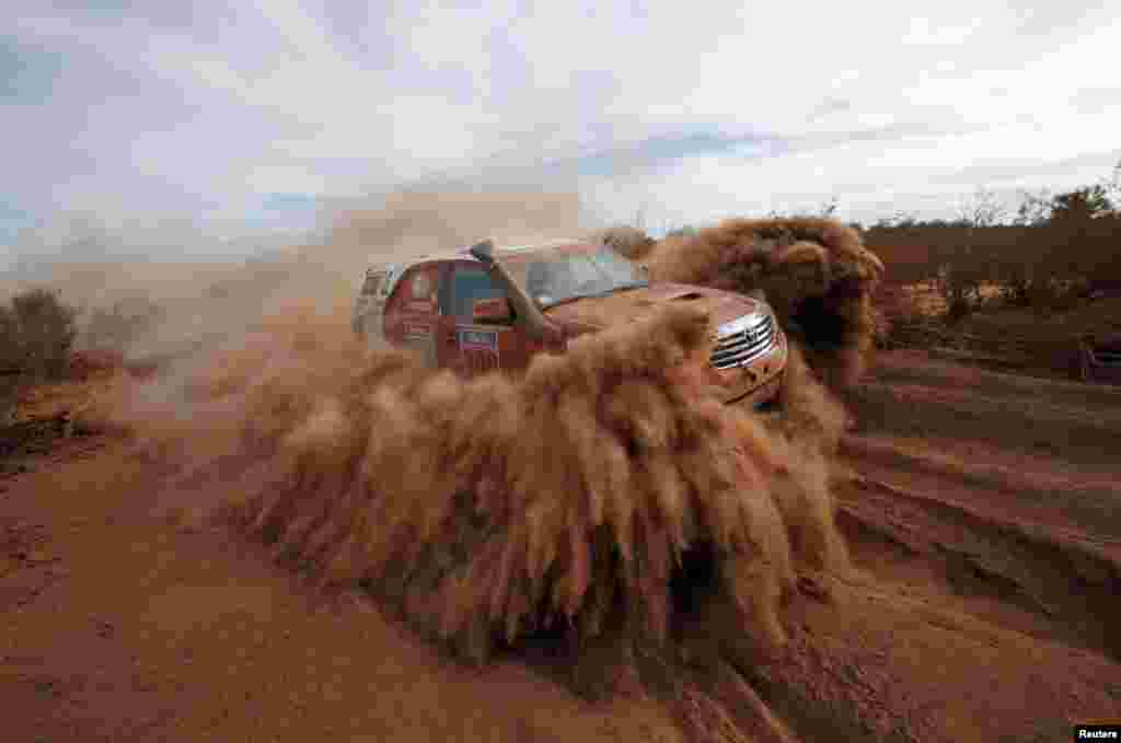 Pebalap Alejandro Yacopini dari Argentina tampil dalam etape kedua Reli Dakar 2015, yang menempuh rute dari Villa Carlos Paz ke San Juan, Argentina.