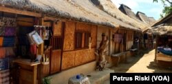 Deretan rumah adat Dusun Sasak Sade di Lombok Tengah yang biasa disebut bale tani atau bale gunung merate, masih dipertahankan hingga sekarang (Foto:VOA/ Petrus Riski).