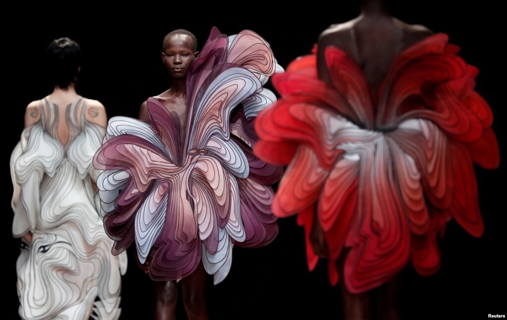  ĸ  ̳&nbsp;̸  츣(Iris van Herpen) 2019 S/S Ʈ Ƣ ÷ ǰ ִ.&nbsp;