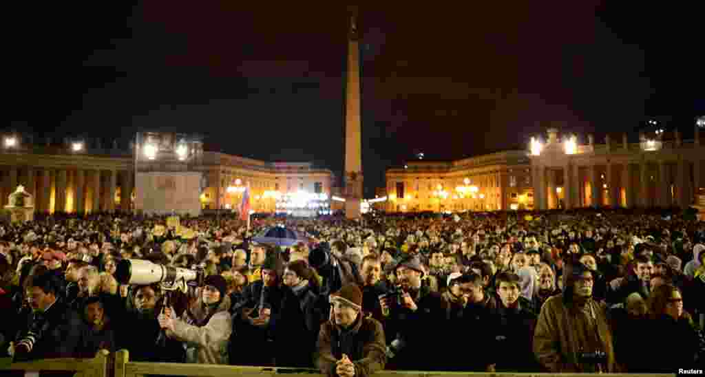 La foule c&eacute;l&eacute;brant la fum&eacute;e blanche sortant de la ch&eacute;min&eacute;e au dessus de la Chappelle sixtine au Vatican, 13 mars, 2013. 