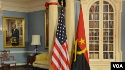 Bandeiras dos EUA e de Angola 