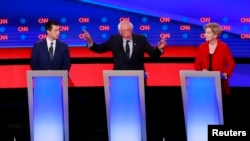 De la gauche vers la droite, Pete Buttigieg, le sénateur Bernie Sanders et la sénatrice Elizabeth Warren.