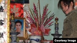 Gia đình trước bàn thờ ông Ngô Thanh Kiều, nạn nhân vụ án công an dùng nhục hình đánh chết dân ở Phú Yên.