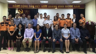 Các giảng viên của Trung tâm Tác chiến Thông tin Hải quân Hoa Kỳ vùng Thái Bình Dương (NIWC Pacific) đã tiến hành khoá tập huấn nâng cao về hệ thống SeaVision cho 16 học viên đến từ các cơ quan hàng hải khác nhau của Việt Nam. Photo Facebook US Embassy Vietnam.
