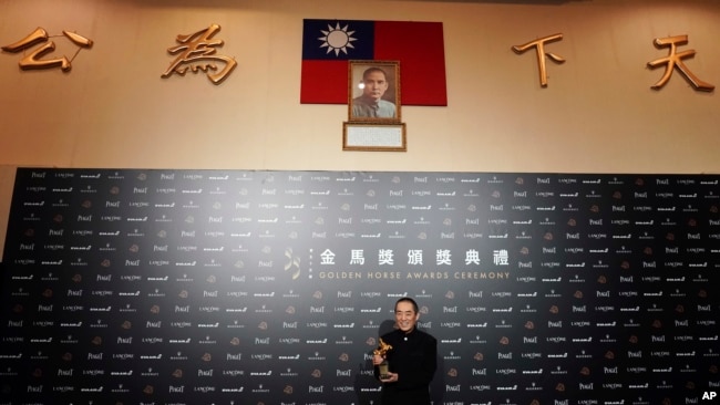 在台湾台北举行的第55届金马奖典礼上，中国导演张艺谋以《影》获最佳导演奖（2018年11月17日）。