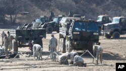 美國和南韓軍人3月6日在接近北韓邊境附近的坡州市為雙方進行的軍演做準備工作。