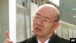 FILE - In this Dec. 22, 1997, photo, former South Korean President Chun Doo-hwan speaks to reporters in front of the Anyang Prison following his release from prison in a special government amnesty.