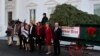 Melania Trump recibe árbol de Navidad de la Casa Blanca