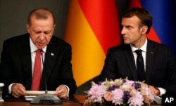 Türkiye Cumhuriyeti Cumhurbaşkanı Recep Tayyip Erdoğan ve Fransa Cumhurbaşkanı Emmanuel Macron
