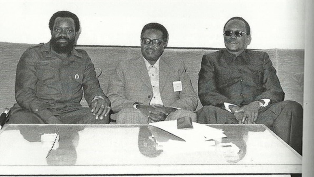 Jonas Savimbi, presidente da UNITA, Agostinho Neto, presidente do MPLA e Holden Roberto, presidente da FNLA