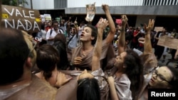 Các nhà hoạt động môi trường hô khẩu hiệu trong một cuộc biểu tình trước trụ sở công ty khai thác mỏ Vale SA của Brazil tại trung tâm thành phố Rio de Janeiro, ngày 16 tháng 11 năm 2015.