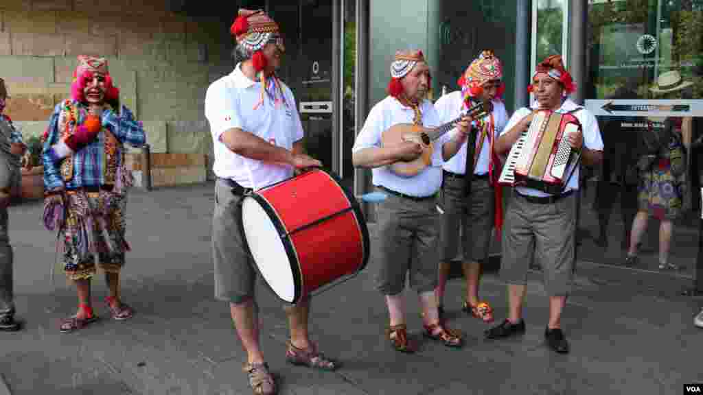musicos peruanos se preparan para la procesión inaugural&nbsp;