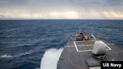 Tàu khu trục John S. McCain của Hải quân Hoa Kỳ khẳng định quyền tự do hàng hải tại quần đảo Trường Sa trong Biển Đông, ngày 22/12/2020. (US Navy)