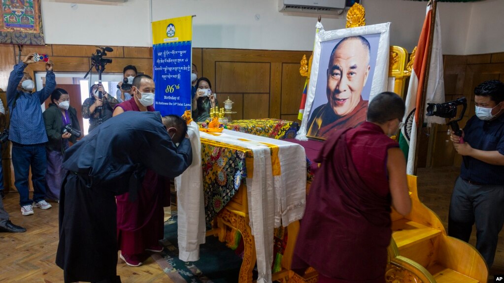 流亡印度的藏人为藏人精神领袖达赖喇嘛庆生。（美联社）(photo:VOA)