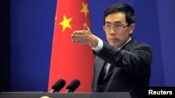 China's Foreign Ministry spokesman Liu Weimin gestures to a journalist during a news conference in Beijing (file photo). 