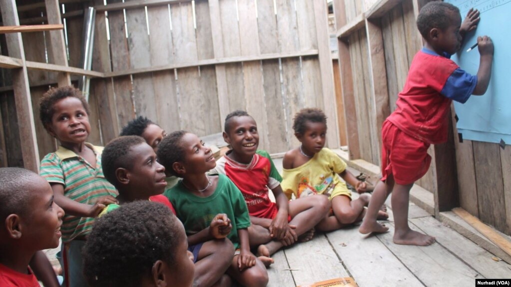 Hasil gambar untuk anak sekolah papua gunung