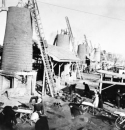 历史照片：河南省新乡七里营人民公社的男女社员用小高炉土法炼钢。(1959年2月14日)