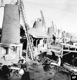 歷史照片：河南省新鄉七里營人民公社的男女社員用小高爐土法煉鋼。 (1959年2月14日)