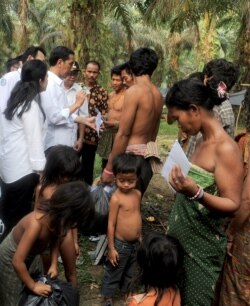 Presiden Joko Widodo saat mengunjungi Suku Anak Dalam di provinsi Jambi, 30 Oktober 2015.