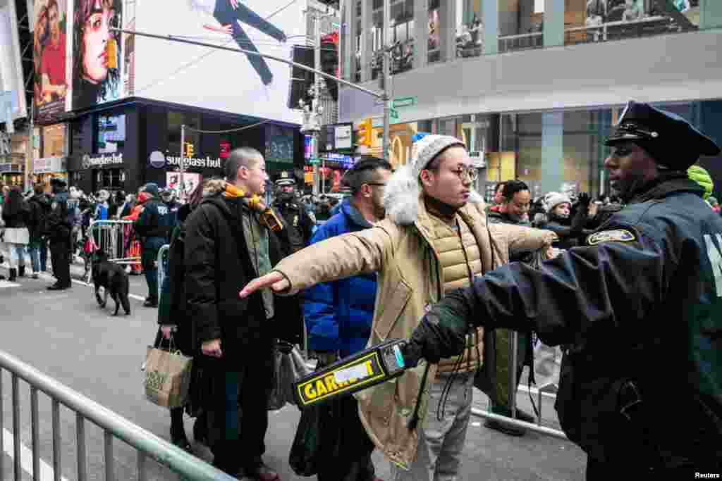 Seorang polisi dari Kepolisian New York (NYPD) mengamankan Times Square menjelang perayaan pergantian tahun di Manhattan, New York, 31 Desember 2018.