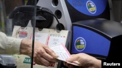 FOTO DE ARCHIVO: Un cliente compra un boleto del Powerball en un puesto de periódicos en la ciudad de Nueva York, el 7 de noviembre de 2022. REUTERS/Brendan McDermid 