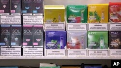 미국 뉴욕의 한 상점에서 판매되는 전자담배 제품들.