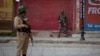 Anggota paramiliter India berpatroli di Srinagar, kawasan Kashmir yang dikontrol India, 6 Mei 2020. (Foto: dok).
