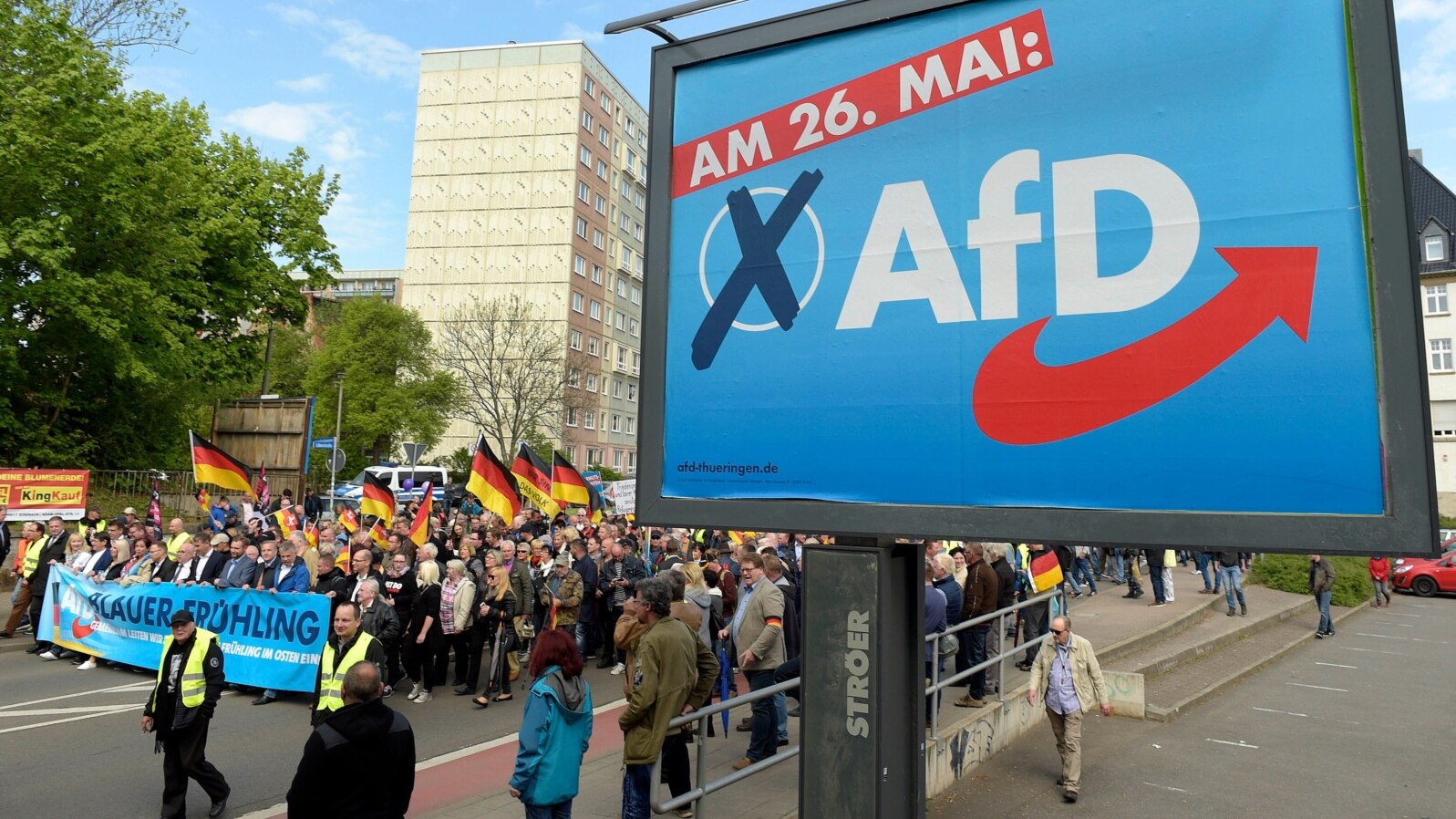 Arhiva - Pristalice AfD-a tokom šetnje u Erfurtu, Nemačka, 1. maja 2019.